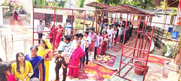 दंतेश्वरी मंदिर में महाष्टमी  पर भक्तों की लंबी  कतार