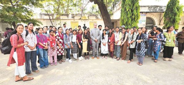 तथ्य ही इतिहास के सत्य को जागृत करते हैं - मिश्र