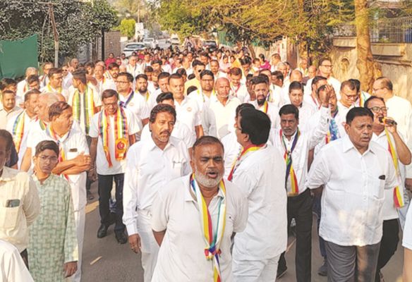 प्रभातफेरी के साथ महावीर जन्म महोत्सव शुरू