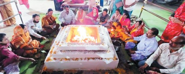 महाष्टमी पर शीतला माता मंदिर में हवन-पूजन, श्रद्धालुओं की भीड़