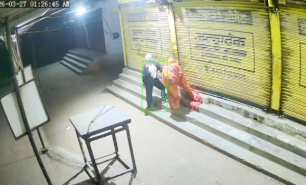 साड़ी पहनकर दुकान में चोरी की कोशिश