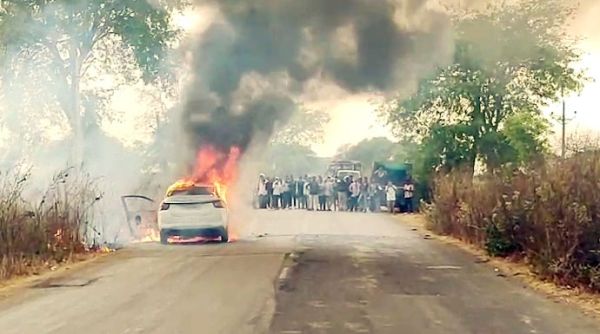 चलती कार में लगी आग, चालक  ने कूदकर बचाई जान