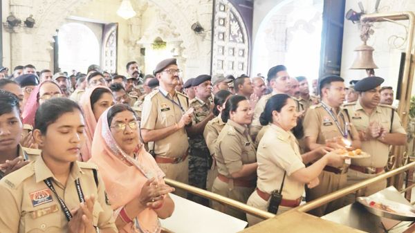 डोंगरगढ़ में तैनात जवानों ने पुलिस बैंड की धुन के संग की मां बम्लेश्वरी की आरती