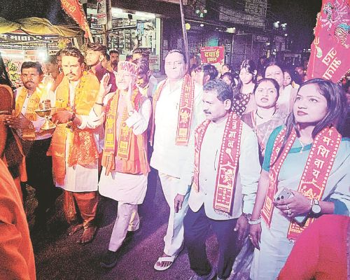 शीतला मंदिर में महाआरती के साथ जस गीतों की गूंज पर झूमे भक्त