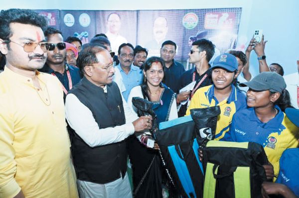 सीएम ने इचकेला की खिलाडिय़ों को दिए क्रिकेट किट