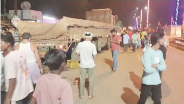 ट्रक की चपेट में शिक्षक की मौत, चार जख्मी