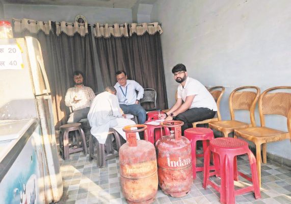गैस एजेंसी व होटलों से घरेलू गैस सिलेंडर जब्त