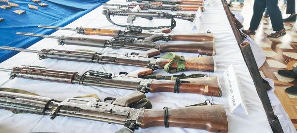 आत्मसमर्पित नक्सलियों के सौंपे हथियारों की प्रदर्शनी