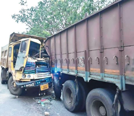 सडक़ किनारे खड़े ट्रक से टकराए दो हाईवा, एक का चालक गंभीर