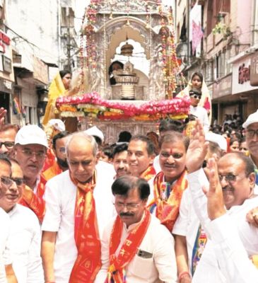 शोभायात्रा में शामिल हुए महापौर