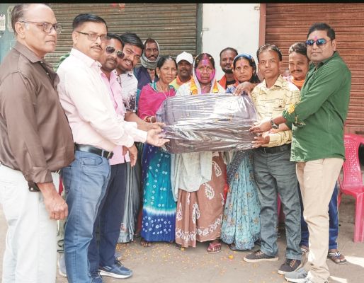 सफाई कर्मचारी द्रौपदी की सेवानिवृत्ति पर विदाई