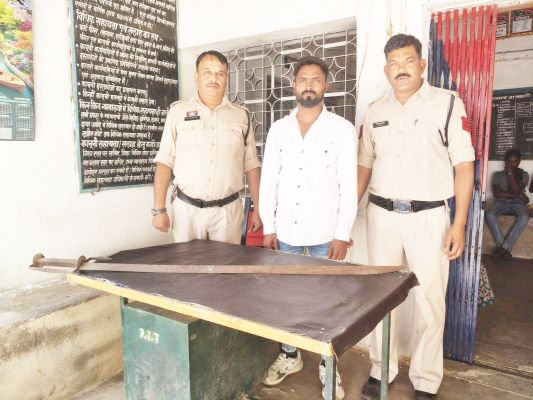 जमीन विवाद, तलवार लेकर पहुंचा, गिरफ्तार