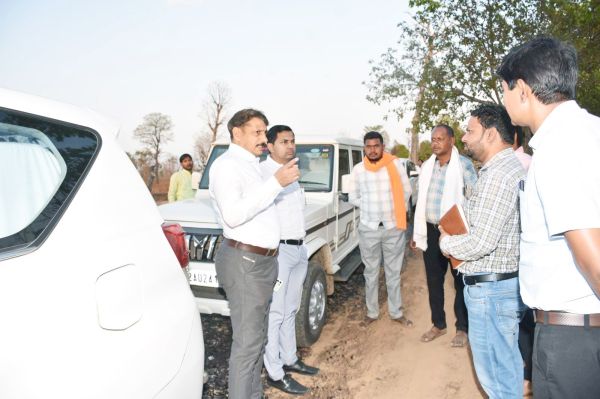 सुदूर वनांचल के निरीक्षण में पहुंचे कलेक्टर