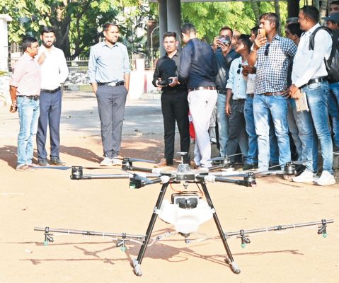 अब ड्रोन से खेतों में होगा दवा का छिडक़ाव