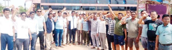टीईटी अनिवार्यता के विरोध में माकड़ी-कोण्डागांव के शिक्षक दिल्ली रवाना