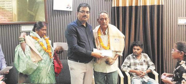 2 कर्मचारी सेवानिवृत्त, दी विदाई