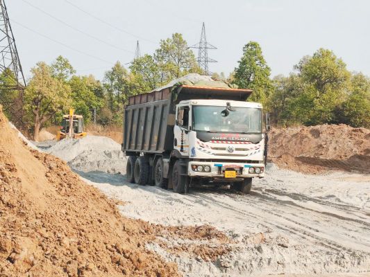 सरकारी जमीन पर अवैध फ्लाई ऐश डंपिंग की शिकायत, कार्रवाई की मांग