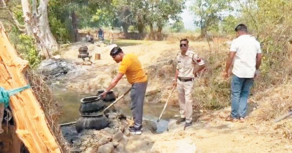 8 भठ्ठीयां नष्ट, शराब बनाने के उपकरण-बर्तन जब्त, आरोपी गिरफ्तार