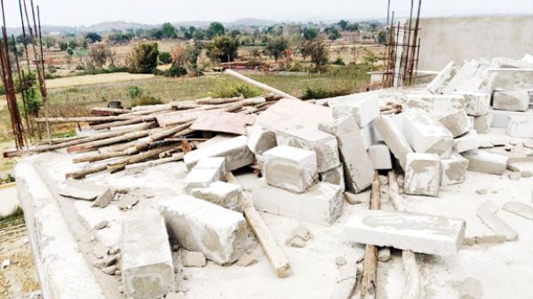 हल्की आंधी में गिरी निर्माणाधीन एकलव्य विद्यालय की रेलिंग