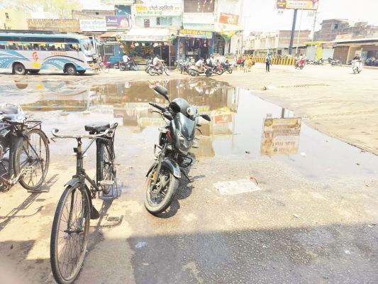 हल्की बारिश से बस स्टैंड कीचड़ से सराबोर