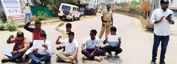 वन मंत्री के सुकमा आगमन का विरोध, सडक़ पर प्रदर्शन