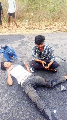 बाइकें भिड़ीं, प्रधान पाठक की मौत, 3 युवक जख्मी