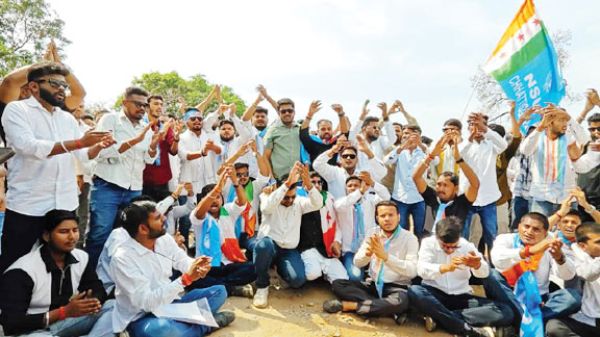 छात्रसंघ चुनाव की मांग, एनएसयूआई ने विवि घेरा, कुलपति को सौंपा ज्ञापन