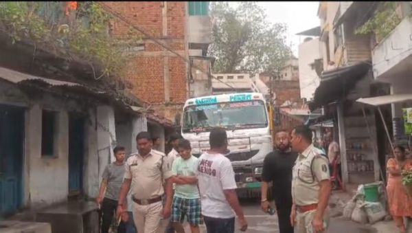 तंग गलियों में घुसा 18 चक्का वाहन, कई वाहन व मकानों के चबूतरे क्षतिग्रस्त