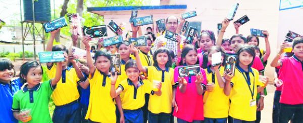 प्रधानपाठक के जन्मदिन पर विद्यार्थियों को मिले उपहार