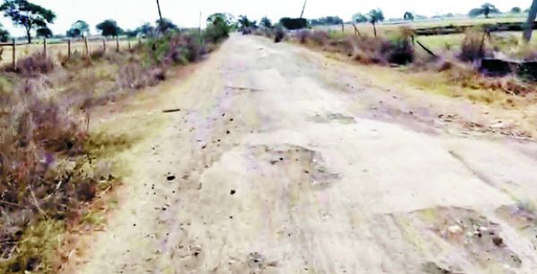 पगडंडी में तब्दील हुई पक्की सडक़ें, मरम्मत की उठी मांग