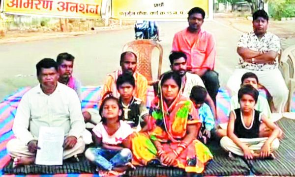 शासकीय जमीन पर अतिक्रमण का आरोप, कार्रवाई की मांग, परिवार धरने पर
