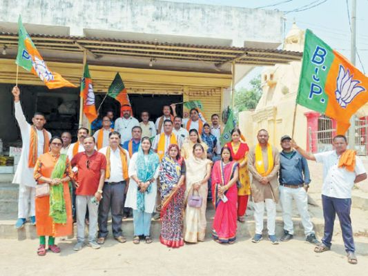 उतई मंडल में भाजपा का स्थापना दिवस मना