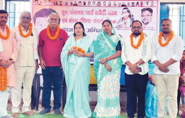 चंदाई में चूना पत्थर खदान के विरोध में एफआईआर दर्ज कांग्रेसियों का सम्मान