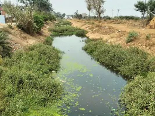नहर के कई हिस्सों में लाइनिंग क्षतिग्रस्त, कुछ स्थानों पर निर्माण अधूरा