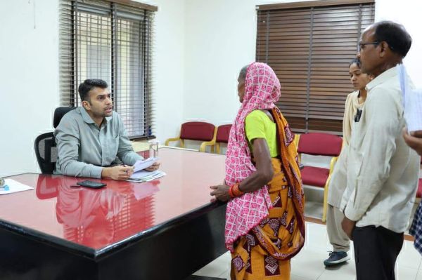 जनदर्शन: कलेक्टर ने सुनी समस्याएं,  कई प्रकरणों का मौके पर समाधान