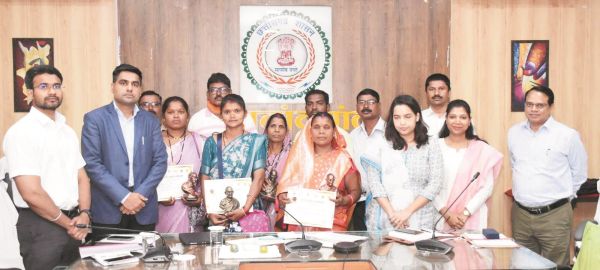 कलेक्टर ने टीबी मुक्त पंचायतों को किया सम्मानित