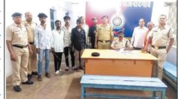 गुंडागर्दी, 8 आरोपी गिरफ्तार