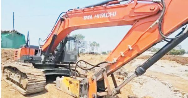 अवैध खुदाई, 5 पोकलेन और 1 जेसीबी जब्त