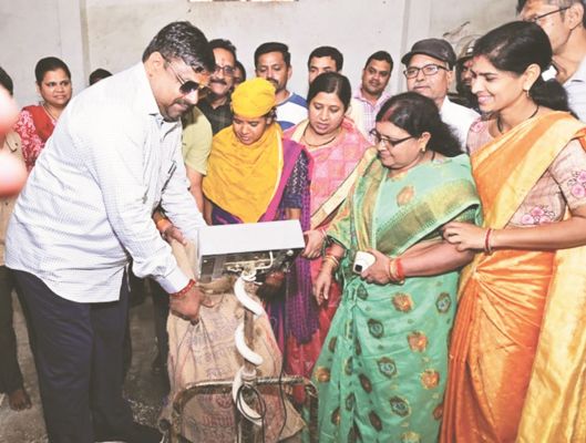 उचित मूल्य की दुकान पहुंचे मंत्री गजेन्द्र, चावल मापकर मशीन की सटीकता जांची