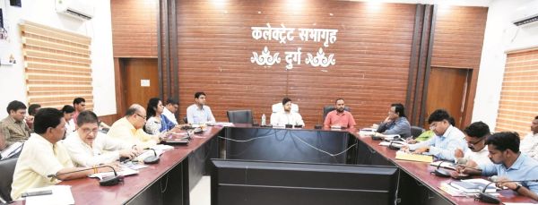 स्कूलों में बायोमेट्रिक अपडेट कार्य शीघ्र पूरा करें-कलेक्टर