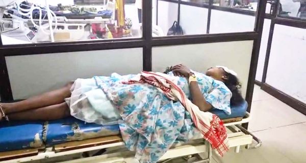 कार पेड़ से टकराई, 8 जख्मी