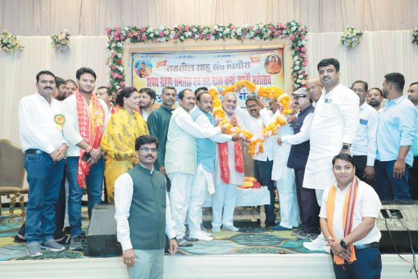 सामाजिक एकता और संगठन पर जोर