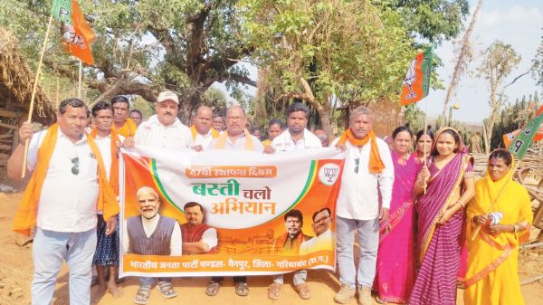 आमामोरा में ‘गांव चलो-बस्ती चलो’ अभियान, बुजुर्गों का सम्मान