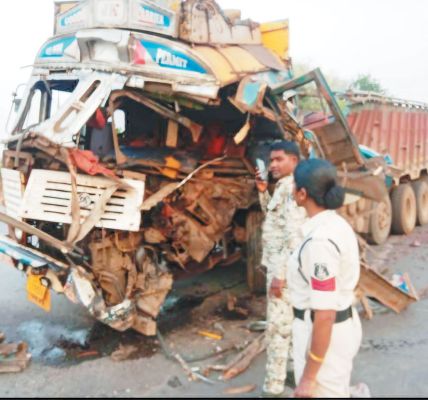 दो ट्रकों की भिड़ंत, कंडक्टर जख्मी