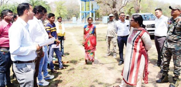 जिले के अंतिम छोर के गांवों में पहुंचीं कलेक्टर