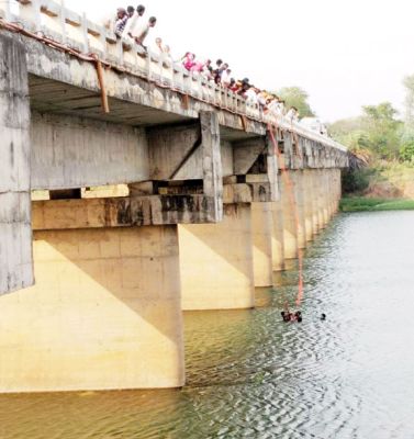  युवती ने पुल से लगाई छलांग, पुलिस ने बचाई जान