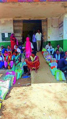 राशन के लिए गर्मी में पीडीएस दुकान के बाहर लंबा इंतजार