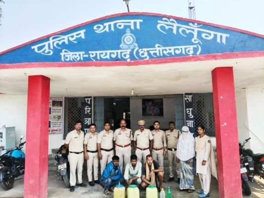 तीन गांव से महुआ शराब  के साथ चार गिरफ्तार