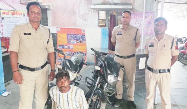 चोरी की बाइक बेचने ग्राहक तलाशते युवक गिरफ्तार