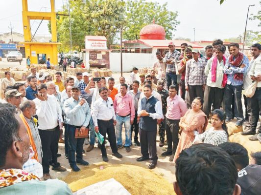 कलेक्टर ने कृषि उपज मण्डी का किया निरीक्षण